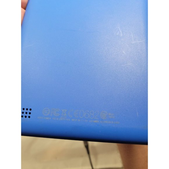 Amazon Kindle Fire 8 Inch (5th Generation) SV98LN Blue Black 8 GB Charger Bundle - Picture 3 of 3